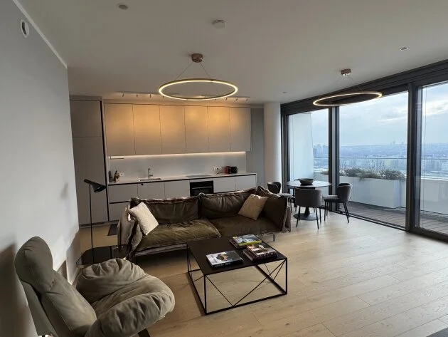 Sky Living im 24. Stock | Private Loge über der Alten Donau