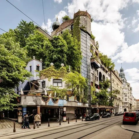 Tiefgaragen Stellplatz direkt beim Hundertwasserhaus zu vermieten